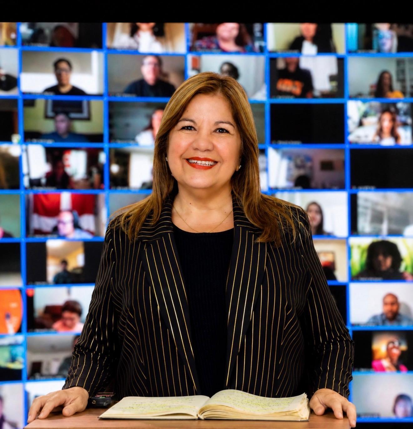 Lorna Torres, diseñadora decoradora de interiores licenciada, durante una sesión virtual